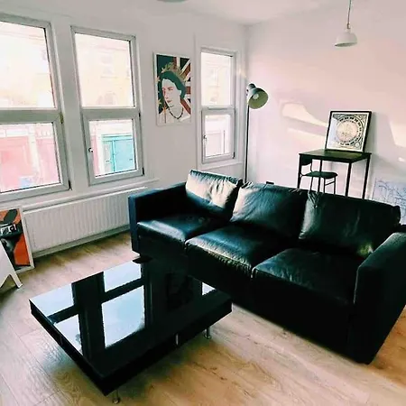 London Flat Next To Central Line Underground Station Appartement